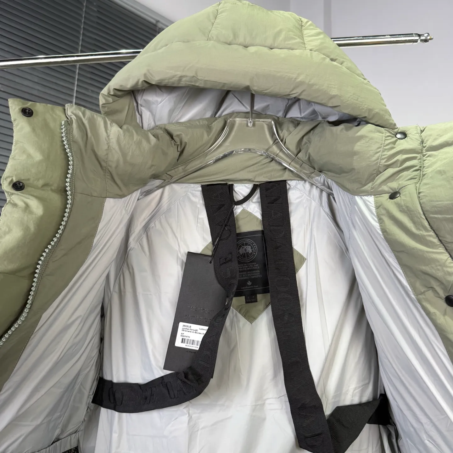 P880 High-end quality 𝑪𝒂𝒏𝒂𝒅𝒂 𝑮𝒐𝒐𝒔𝒆｜Canada Goose Black Label 𝗝𝘂𝗻𝗰𝘁𝗶𝗼𝗻 Series Capsule Short Down Jacket/Ouyang Nana Generation/Same Style for Men and Women 𝗦𝗶𝘇𝗲: 𝗫𝗦 𝗦 𝗠 𝗟 𝗫𝗟 𝗫𝗫𝗟 Product color: black, pure white, off-white, cherry blossom pink, green, brown, Coding: 𝟬𝟬𝟬𝟲𝟭𝟬𝗖